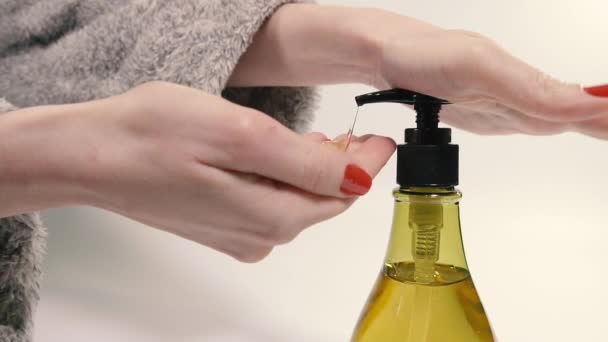 Flytande Tvål Flaska Med Tvål För Att Desinficera Händer — Stockvideo