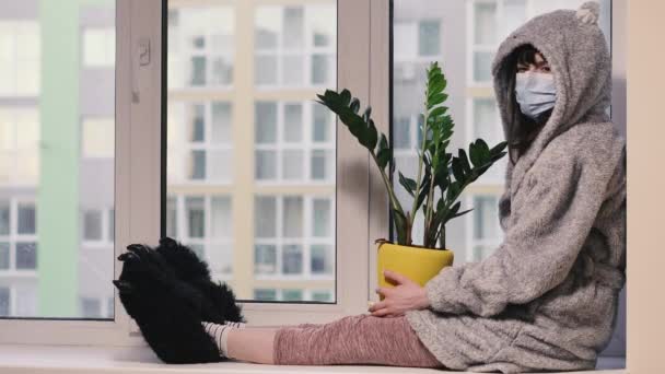 Quarantäne Eine Frau Mit Einer Medizinischen Schutzmaske Sitzt Auf Einem — Stockvideo