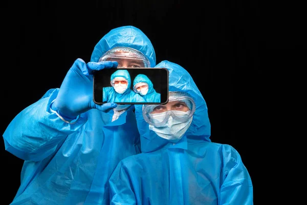 Een Virus Man Vrouw Beschermende Antivirus Pak Nemen Selfies — Stockfoto