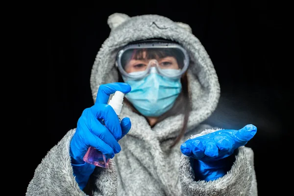 Désinfection Des Mains Une Femme Peignoir Dans Masque Médical Protection — Photo