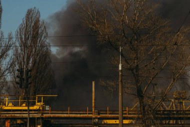 Ateşle. Fabrikada yangın çıktı. Siyah duman.
