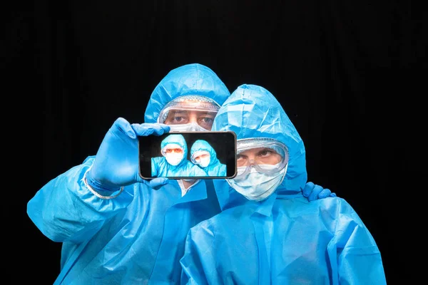 Een Virus Man Vrouw Beschermende Antivirus Pak Nemen Selfies — Stockfoto