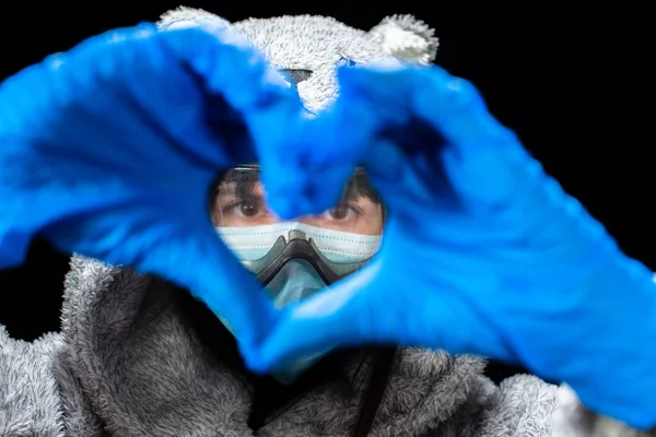Virus Donna Guanti Protettivi Mostra Mani Cuore — Foto Stock