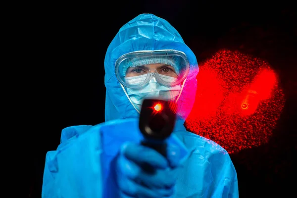 Temassız Termometre Koruyucu Antivirüs Kostümlü Bir Kadın Elinde Temas Olmayan — Stok fotoğraf