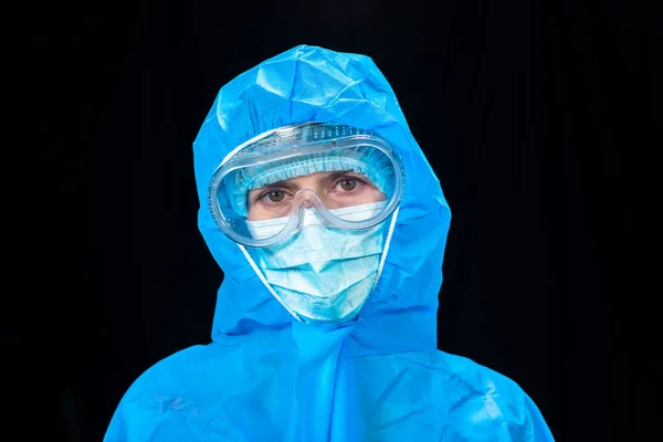 Een Virus Vrouw Een Beschermend Antivirus Pak — Stockfoto