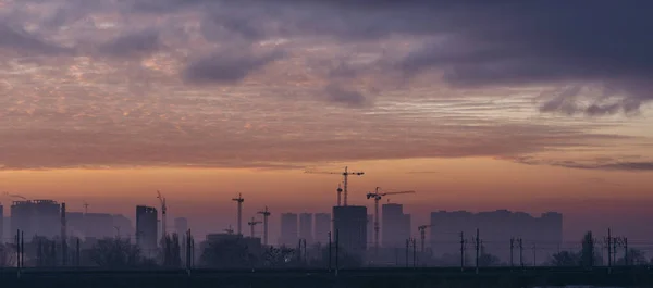 新しい建物だ 太陽の夜明けを背景に新しい建物の建設 ウクライナだ キエフ — ストック写真