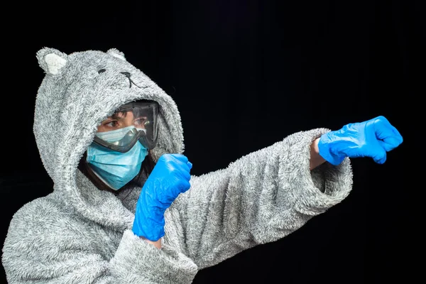 Virus Une Femme Avec Masque Protecteur Peignoir Sourit — Photo