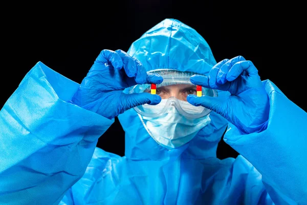 Virus Eine Frau Antiviren Schutzanzug Hält Eine Viruspille Den Händen — Stockfoto