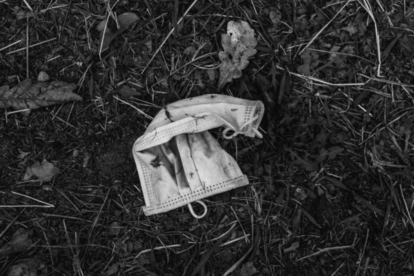 Medical Mask Discarded Medical Mask — Stock Photo, Image