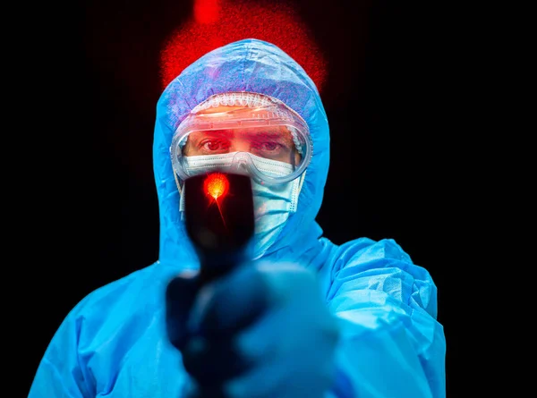 非接触温度計 保護ウイルス対策のスーツの男は彼の手にベスコットニー温度計を保持しています — ストック写真