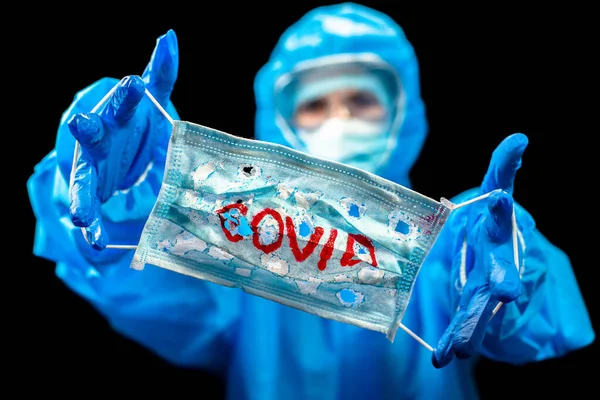 コロナウイルス 保護ウイルス対策のスーツの女性は彼女の手に医療マスクを保持しています — ストック写真