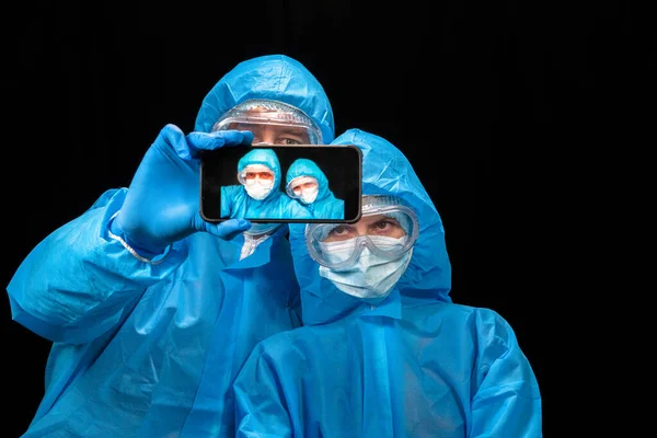 Een Virus Man Vrouw Beschermende Antivirus Pak Nemen Selfies — Stockfoto