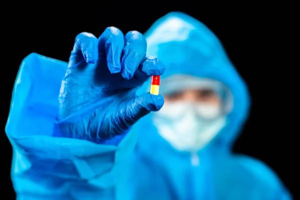 Virus Žena Ochranném Antivirovém Obleku Drží Rukou Virovou Pilulku — Stock fotografie