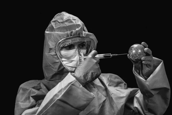 Vírus Egy Védőruhás Befecskendez Egy Injekciót Föld Nevű Miniatűr Bolygóba — Stock Fotó