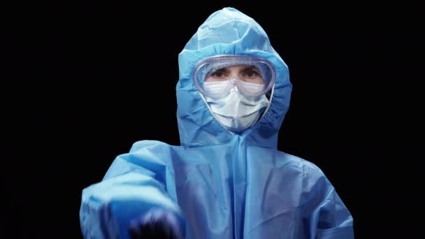 穿着防毒防护服的妇女手里拿着一颗病毒丸 — 图库视频影像