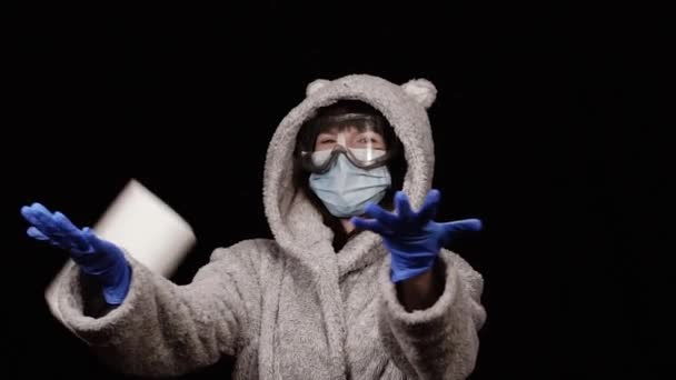 Toilettenpapier Vorhanden Eine Frau Schutzmaske Fängt Toilettenpapier Ein Dreharbeiten Zeitlupe — Stockvideo