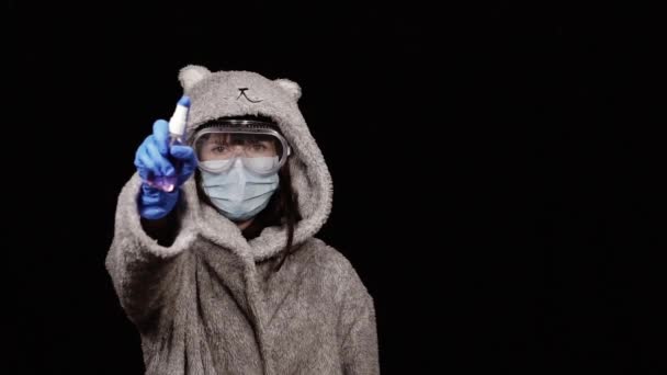 Desinficering Händerna Kvinna Badrock Skyddande Medicinsk Mask Håller Handdesinfektionsmedel Sina — Stockvideo