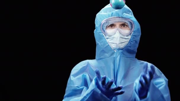 ウイルスだ 保護ウイルス対策のスーツのウイルス学者がミニチュア惑星を投げます Earth — ストック動画