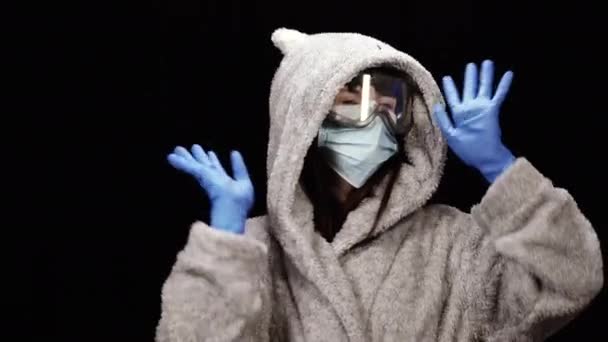 Quarantena Una Donna Accappatoio Una Maschera Medica Sta Ballando Alla — Video Stock