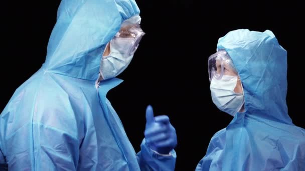 Virüs Koruyucu Antivirüs Giysisi Giymiş Iki Doktor Birbirleriyle Iletişim Kuruyor — Stok video