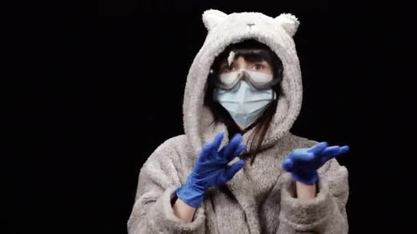 Karantinaya Alın Bornozlu Tıbbi Maskeli Bir Kadın Müzikle Dans Ediyor — Stok video