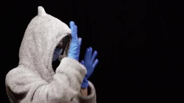 Karantinaya Alın Bornozlu Tıbbi Maskeli Bir Kadın Müzikle Dans Ediyor — Stok video