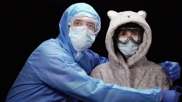 ウイルスだ 保護ウイルス対策のスーツでウイルス学者はバスローブの女性を抱擁 — ストック動画