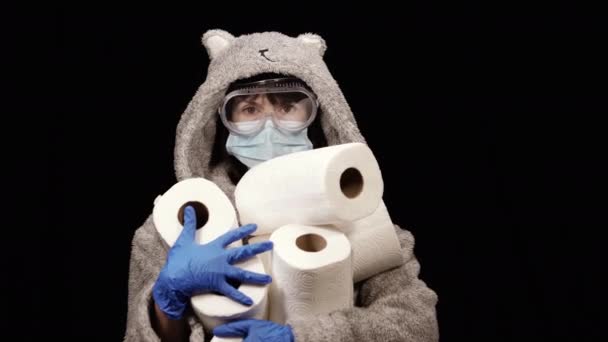 Virüs Tıbbi Maskeli Bornozlu Bir Kadın Elinde Tuvalet Kağıdı Tutuyor — Stok video