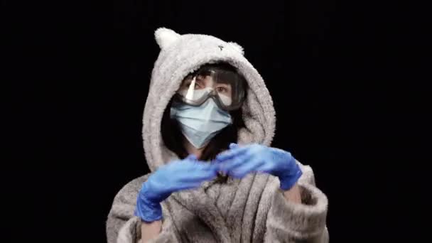 Quarantäne Eine Frau Bademantel Und Mit Medizinischer Maske Tanzt Zur — Stockvideo