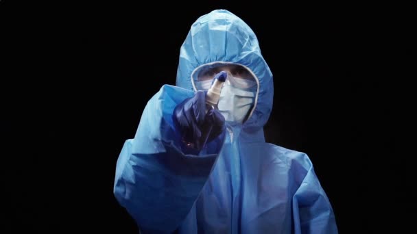 Desinfección Manos Una Mujer Con Traje Antivirus Protector Sostiene Desinfectante — Vídeos de Stock