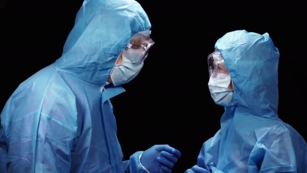 Virüs Koruyucu Antivirüs Giysisi Giymiş Iki Doktor Birbirleriyle Iletişim Kuruyor — Stok video