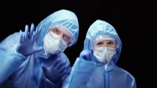 ウイルスだ 保護ウイルス対策のスーツの男と女が — ストック動画
