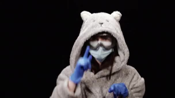 Quarantaine Een Vrouw Een Badjas Een Medisch Masker Danst Muziek — Stockvideo