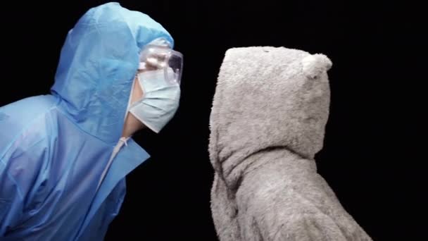 Virüs Koruyucu Antivirüs Giysili Kadın Erkek Öpüşüyor — Stok video