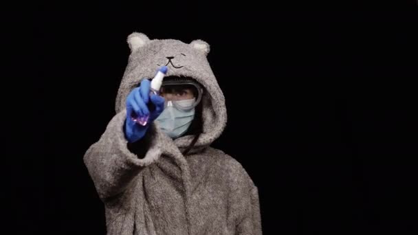 Dezenfeksiyonu Koruyucu Tıbbi Maske Takan Bornozlu Bir Kadın Elinde Bir — Stok video