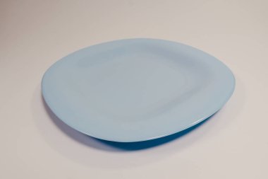 Tabak. Beyaz arkaplanda boş bir plaka.