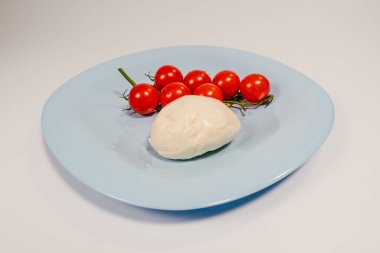 Mozzarella peyniri. Domatesli ve mozarellalı tabak..