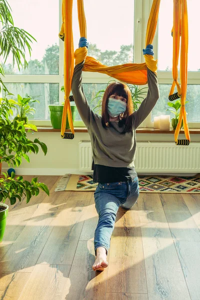 Yoga Casa Uma Mulher Durante Vírus Pandêmico Faz Exercícios Casa — Fotografia de Stock