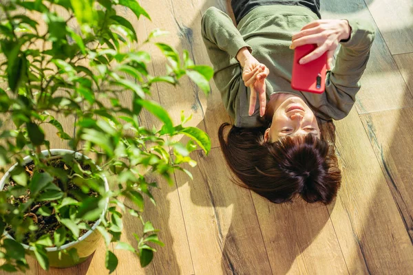 Mobilní Telefon Žena Komunikuje Přes Video Komunikaci Přes Mobilní Telefon — Stock fotografie