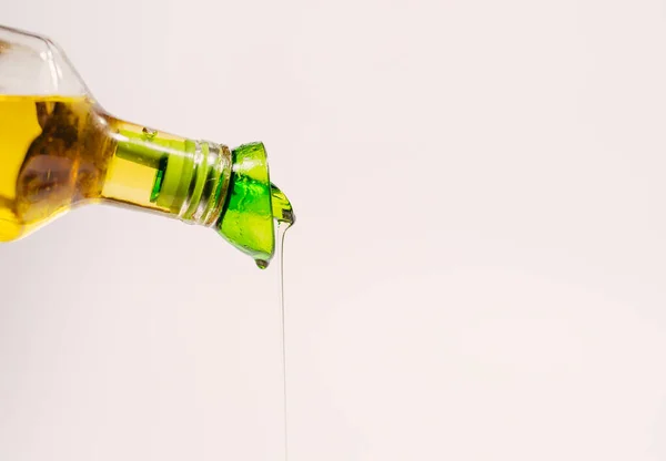 Minyak Zaitun Sebuah Aliran Minyak Zaitun Menuangkan Dari Botol Kaca — Stok Foto
