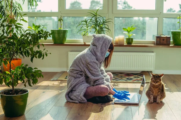 Lavora Casa Una Donna Durante Quarantena Lavora Casa — Foto Stock