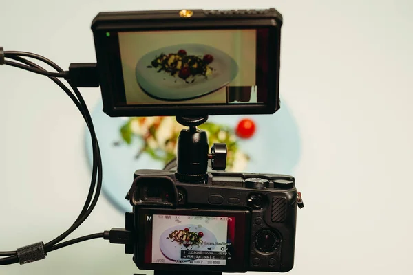 Videografía Cámara Quita Plato Sobre Fondo Blanco — Foto de Stock