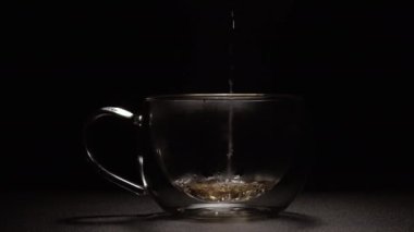 - Çay. Fincana siyah çay dökülüyor..