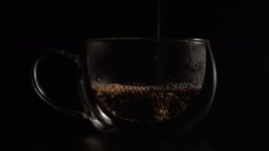 - Çay. Fincana siyah çay dökülüyor..
