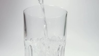 İçme suyu. İçme suyu bardağa dökülür. Ağır çekimde çekilmiştir..