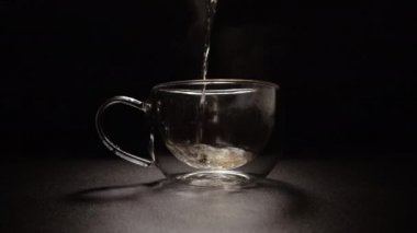 - Çay. Fincana siyah çay dökülüyor..
