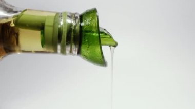 Zeytinyağı. Cam şişeden bir zeytin yağı akıyor..