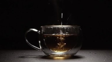 - Çay. Fincana siyah çay dökülüyor. Ağır çekimde çekildi..