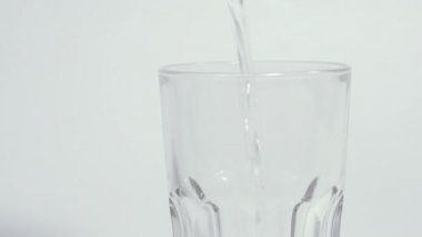 İçme suyu. İçme suyu bardağa dökülür..