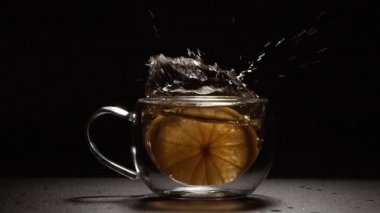 - Çay. Bir bardak çaya limon düşer. Ağır çekimde çekilmiş..